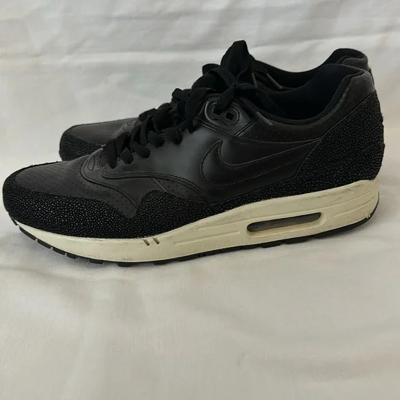 Men’s Black Nike Sneakers - Picture 2 of 4